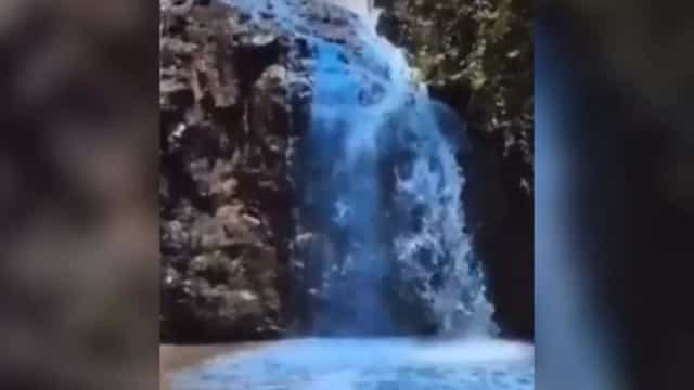 Casal tinge água de cachoeira de azul em chá de revelação e gera revolta na web