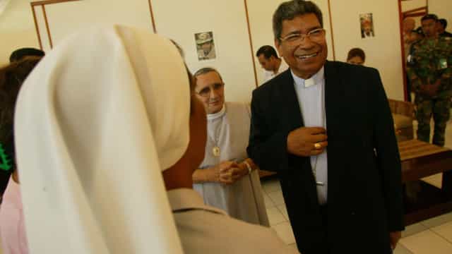 Bispo ganhador do Nobel da Paz é acusado de abuso sexual de adolescentes, diz revista