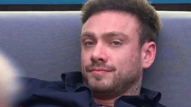 Em A Fazenda 14, Vini Büttel se vinga após Ingrid Ohara jogar cocô de cavalo em suas roupas