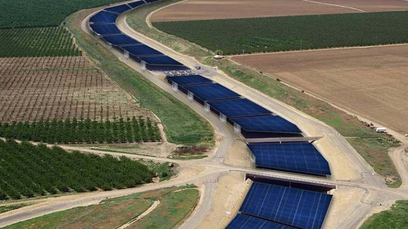 Califórnia começa a cobrir canais com painéis solares para combater seca