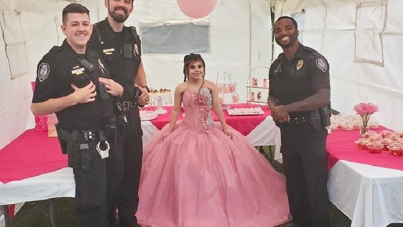 Policiais ignoram denúncia de barulho e iluminam festa de garota sem amigos