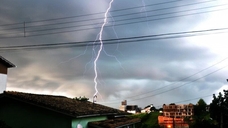 Mais de 6,7 milhões de raios atingem cidades de MT e levantam alerta