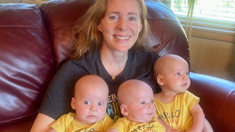 Caso raro: aos 46 anos, mulher tem trigêmeos idênticos!