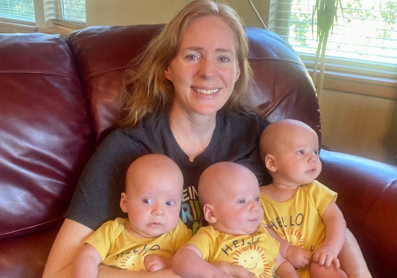Caso raro: aos 46 anos, mulher tem trigêmeos idênticos!