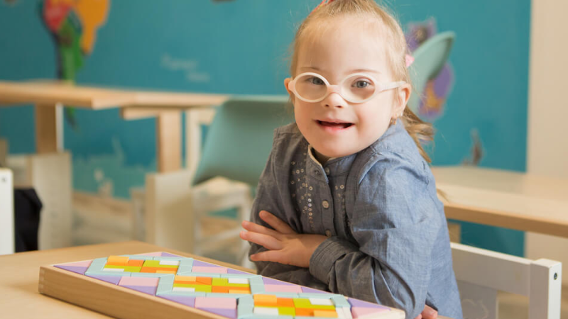 Síndrome de Down: tratamento inédito com hormônio reduz problemas cognitivos