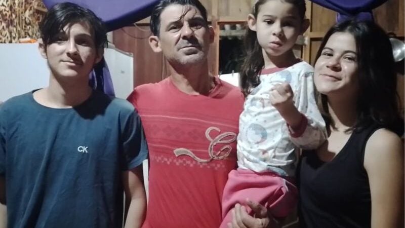 Viúvo que cuida de 7 filhos emociona internautas ao pedir cadeira para filha com paralisia