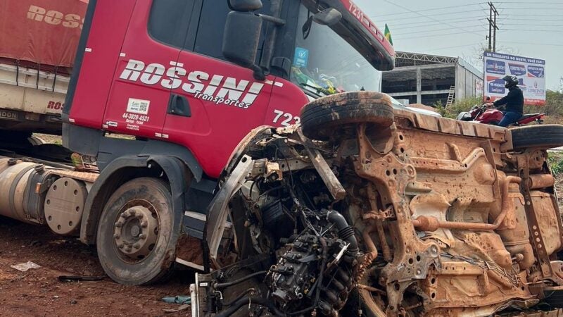 Motorista é hospitalizado em Guarantã do Norte após violenta colisão com carreta