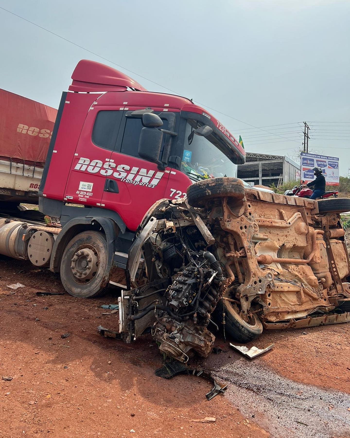Motorista é hospitalizado em Guarantã do Norte após violenta colisão com carreta