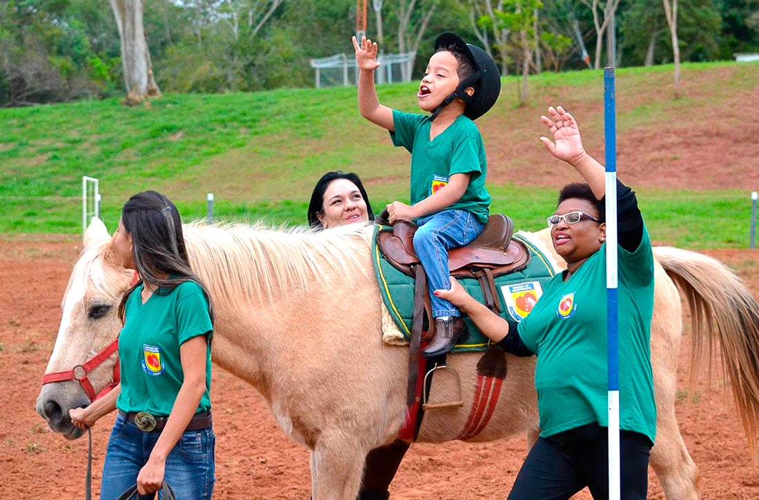 Prefeito avalia que setor de equoterapia promoverá grandes avanços na reabilitação de pacientes em Nova Mutum