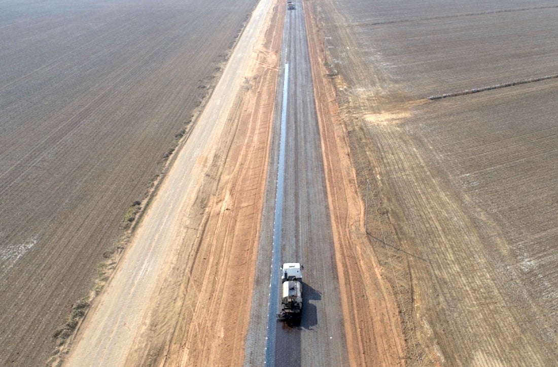 Aplicada primeira camada de asfaltamento na Estrada Linha 13 em Lucas do Rio Verde,