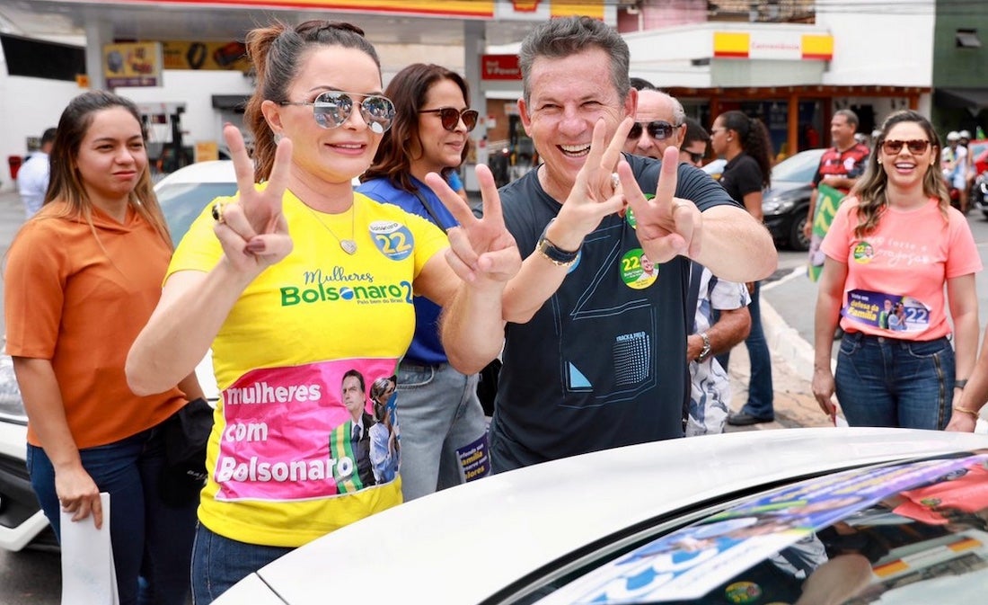 Ao lado da primeira-dama, Mauro Mendes lidera adesivaço em prol de Bolsonaro