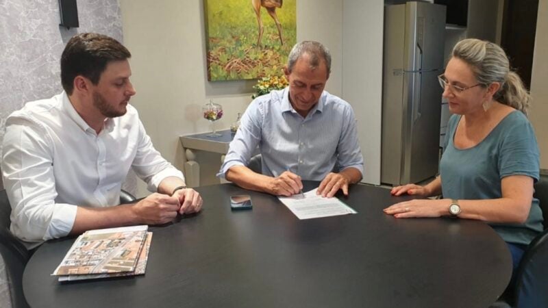 Prefeito de Lucas do Rio Verde assina ordem de serviço para construir ginásio de esportes em escola