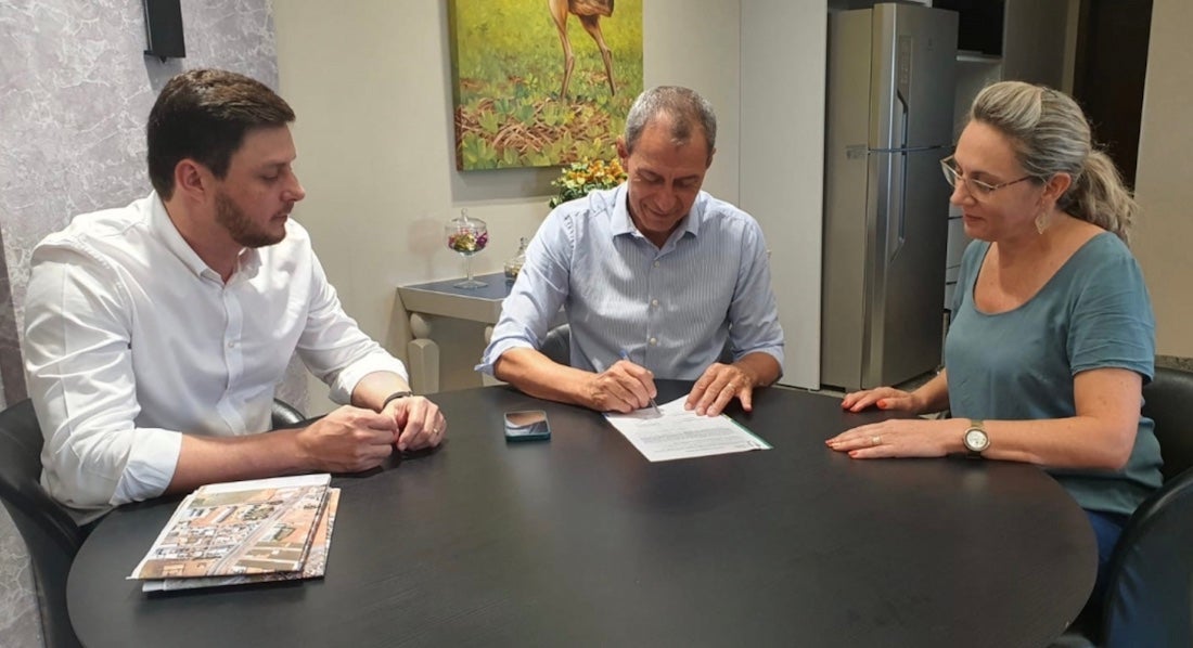 Prefeito de Lucas do Rio Verde assina ordem de serviço para construir ginásio de esportes em escola