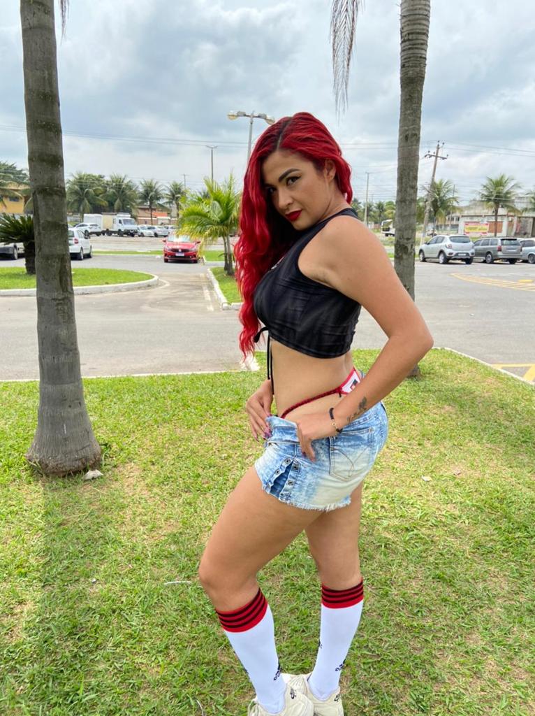 Musa do Flamengo Nanda Marques só usa calcinha preta ou vermelha em grandes decisões do time