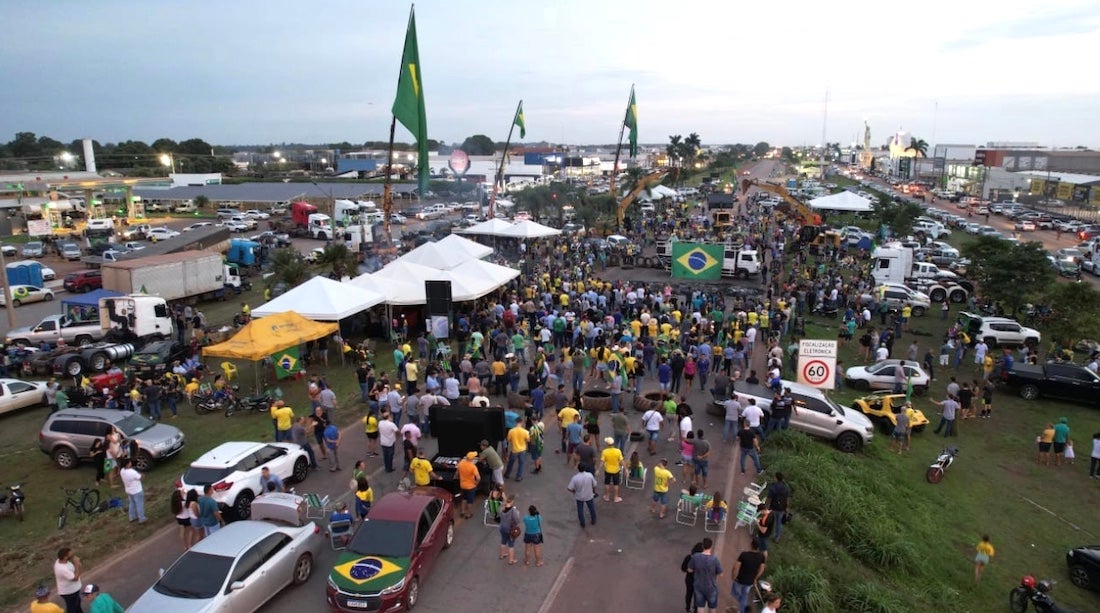 Bloqueios na BR-163 em Sinop e Sorriso ganham força e continuam em Lucas, Mutum, Cuiabá, Várzea Grande e Rondonópolis