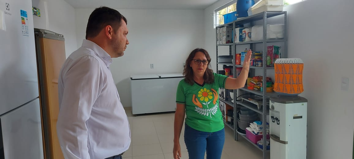 Presidente da Câmara Municipal Valcimar Fuzinato visita a reforma da cozinha da APAE