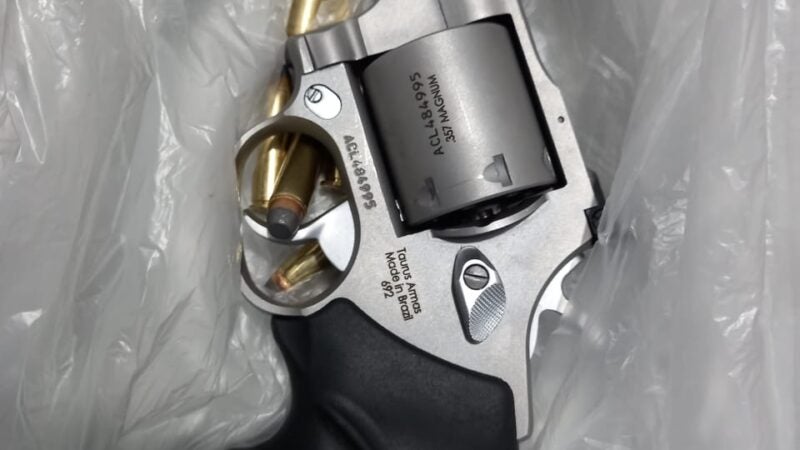 NOVO MUNDO: ARMA FURTADA É LOCALIZADA PELA POLÍCIA MILITAR DENTRO DE SACO PLÁSTICO