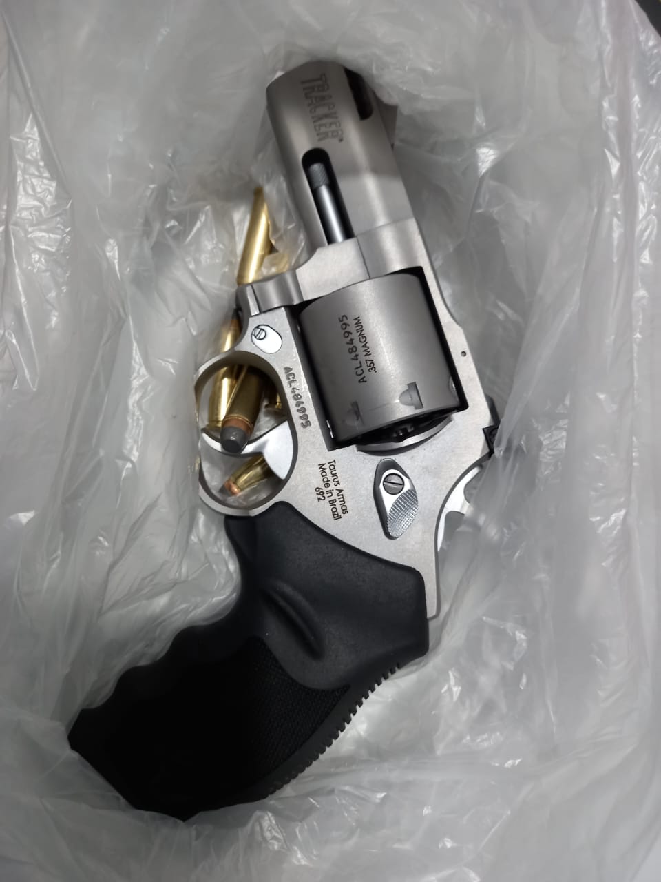 NOVO MUNDO: ARMA FURTADA É LOCALIZADA PELA POLÍCIA MILITAR DENTRO DE SACO PLÁSTICO