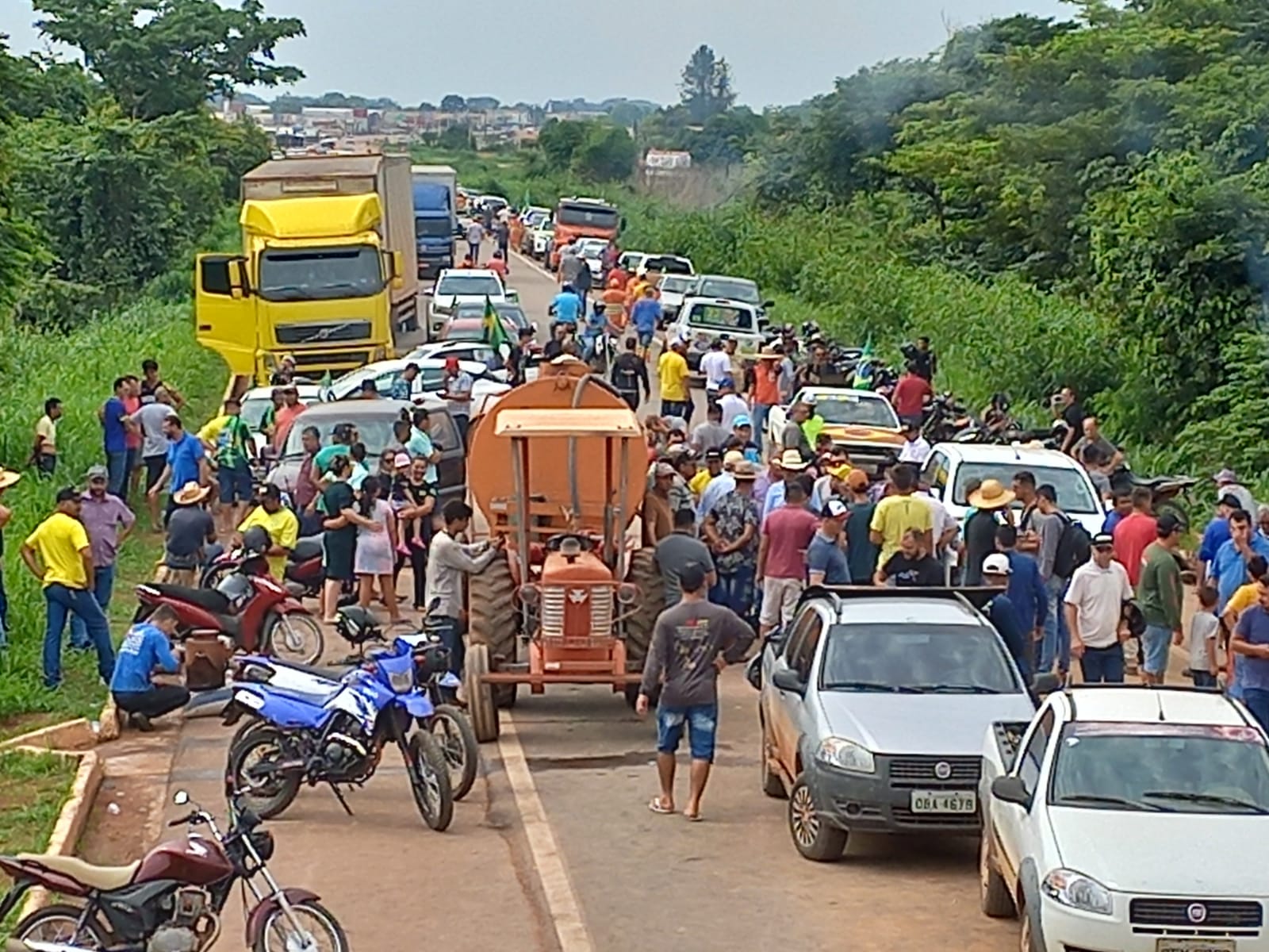 Em protesto Bolsonaristas bloqueiam a BR 163 em Guarantã do Norte