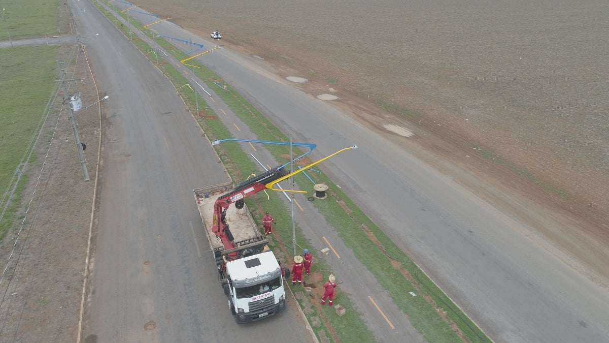 Prefeitura instala postes para iluminar avenidas em Lucas do Rio Verde