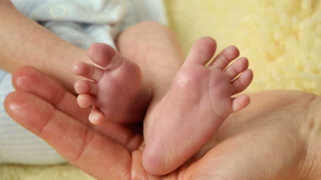 Vizinha apanha e salva bebê jogado pelo pai de janela de prédio no RS