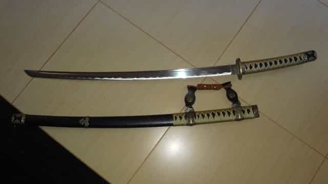 Mascarado que roubou loja com espada samurai é preso após 10 dias de fuga