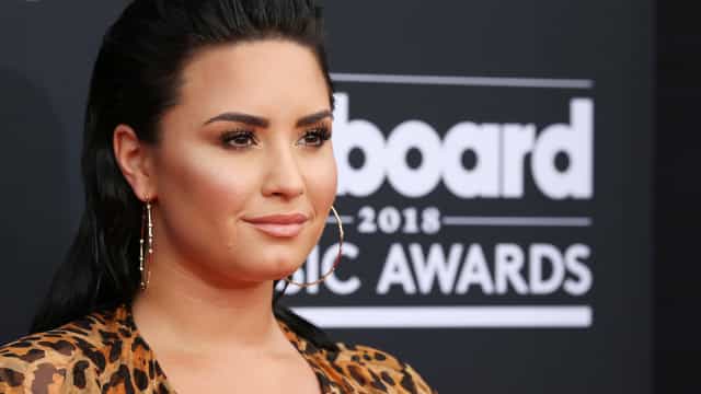 Demi Lovato adia show e explica: "Acordei sem voz"