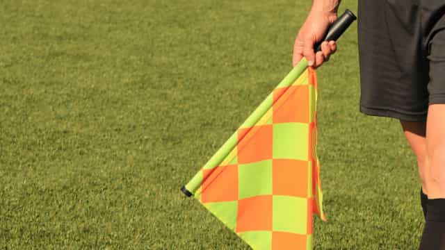 CBF afasta árbitros de Fla x Santos após polêmica em pênalti que gerou gol