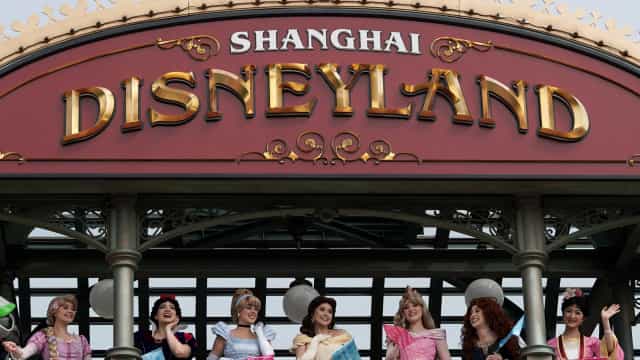 Disney de Xangai fecha portas e deixa clientes presos após casos de Covid