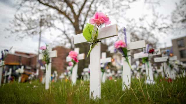 Família solta fogos de artifício em enterro e gera incêndio em cemitério