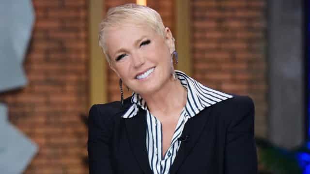 Xuxa encontra Renato Aragão e se surpreende com estátua de cera do humorista