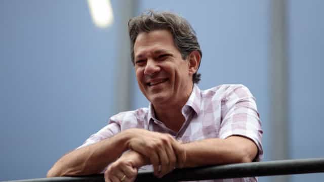 Mesária se recusa a cumprimentar Fernando Haddad durante votação