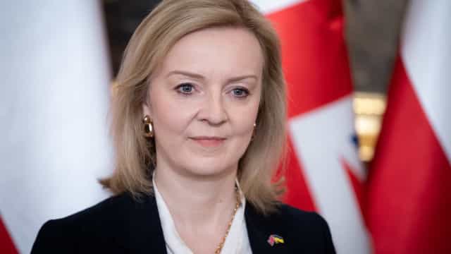 Liz Truss se demite após 45 dias à frente do governo britânico