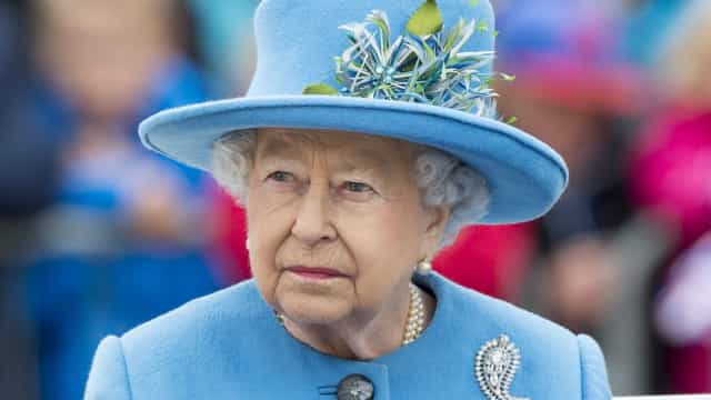 Revista Vogue homenageia memória de Elizabeth II com capa totalmente roxa