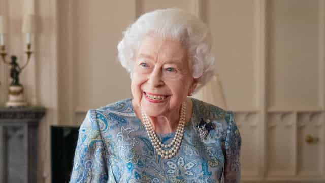 História Hoje: há 57 anos, Rainha Elizabeth II condecorava os Beatles