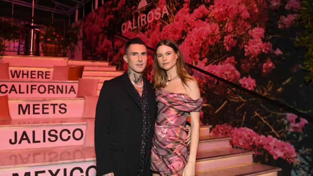 Após polêmica, Adam Levine conta com apoio da mulher em espetáculo