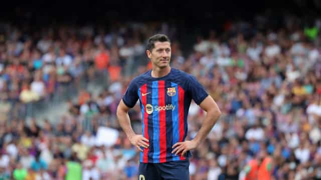 Lewandowski marca, Barcelona vence Valencia e encosta no líder Real Madrid