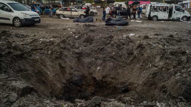 Ucrânia cerca forças russas em cidade de área anexada por Putin