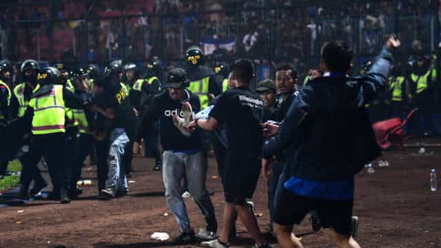 Indonésia afasta nove policiais após tumulto que matou mais de 130 em estádio