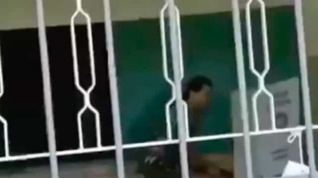 Eleitor quebra urna a pauladas em Goiânia; vídeo