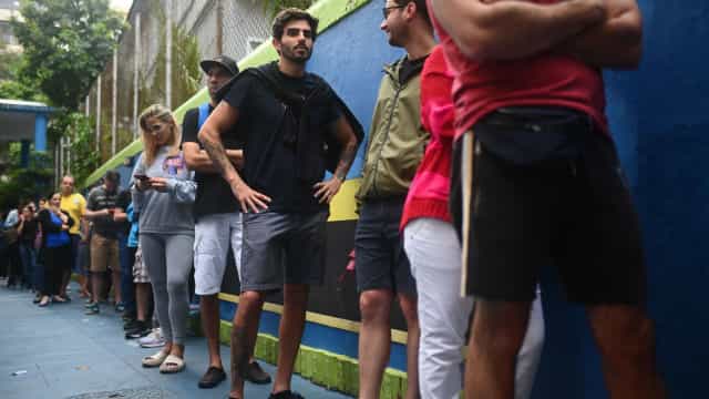 O que acontece se o eleitor estiver na fila e encerrar o horário da votação?