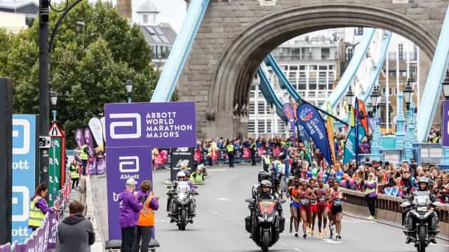 Homem de 36 anos morre após desmaiar durante a Maratona de Londres