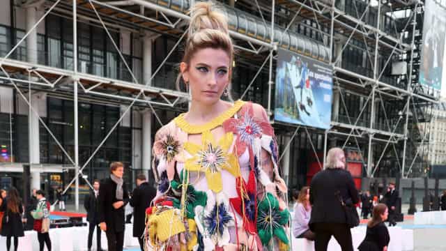 Paris Jackson surpreende com colorido look em crochê