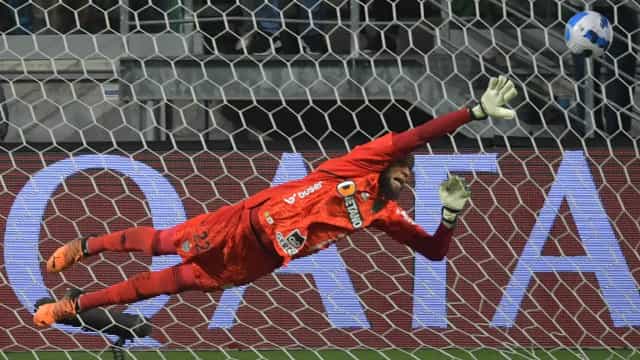 Everson brilha, Atlético-MG marca de pênalti no fim e vence Santos na Vila