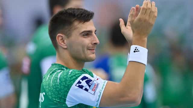 Jogador de handebol assume homossexualidade e mostra namorado