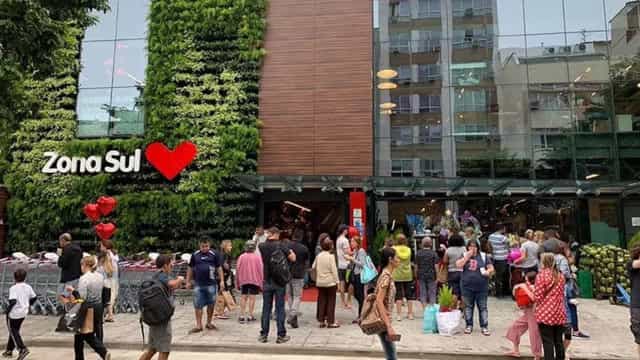 Bancário acusa de racismo funcionários de supermercado em Ipanema