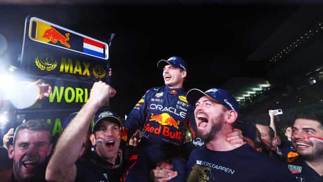 Sob chuva, Max Verstappen vence o GP do Japão e é bicampeão de Fórmula 1