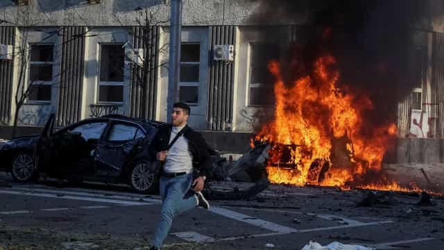 Kiev sob ataque. Fogo e muita fumaça no centro da capital ucraniana