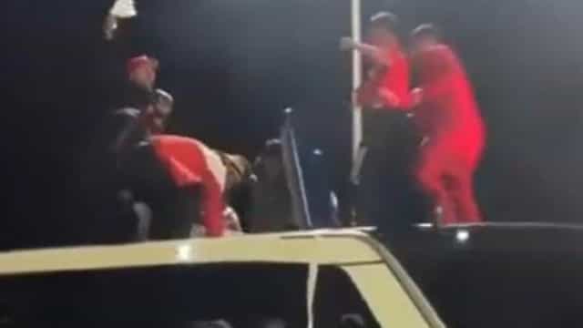 Jogador leva soco e chute de torcedores em comemoração no Chile