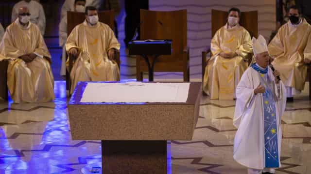 ‘Ou somos evangélicos ou católicos’, diz arcebispo sobre presença de Bolsonaro